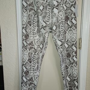 🤑SOLD🤑Victoria's Secret Brown and Cream Snake Print Leggings
